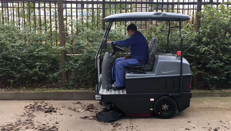 旭潔S1400小型電動(dòng)掃地車(chē)工業(yè)園校園掃地效果圖